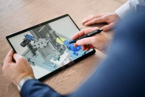 Businessfotos-Koeln-Detail-Planung Mitarbeiter arbeitet mit Stift auf einem Tablet an einer technischen Planung