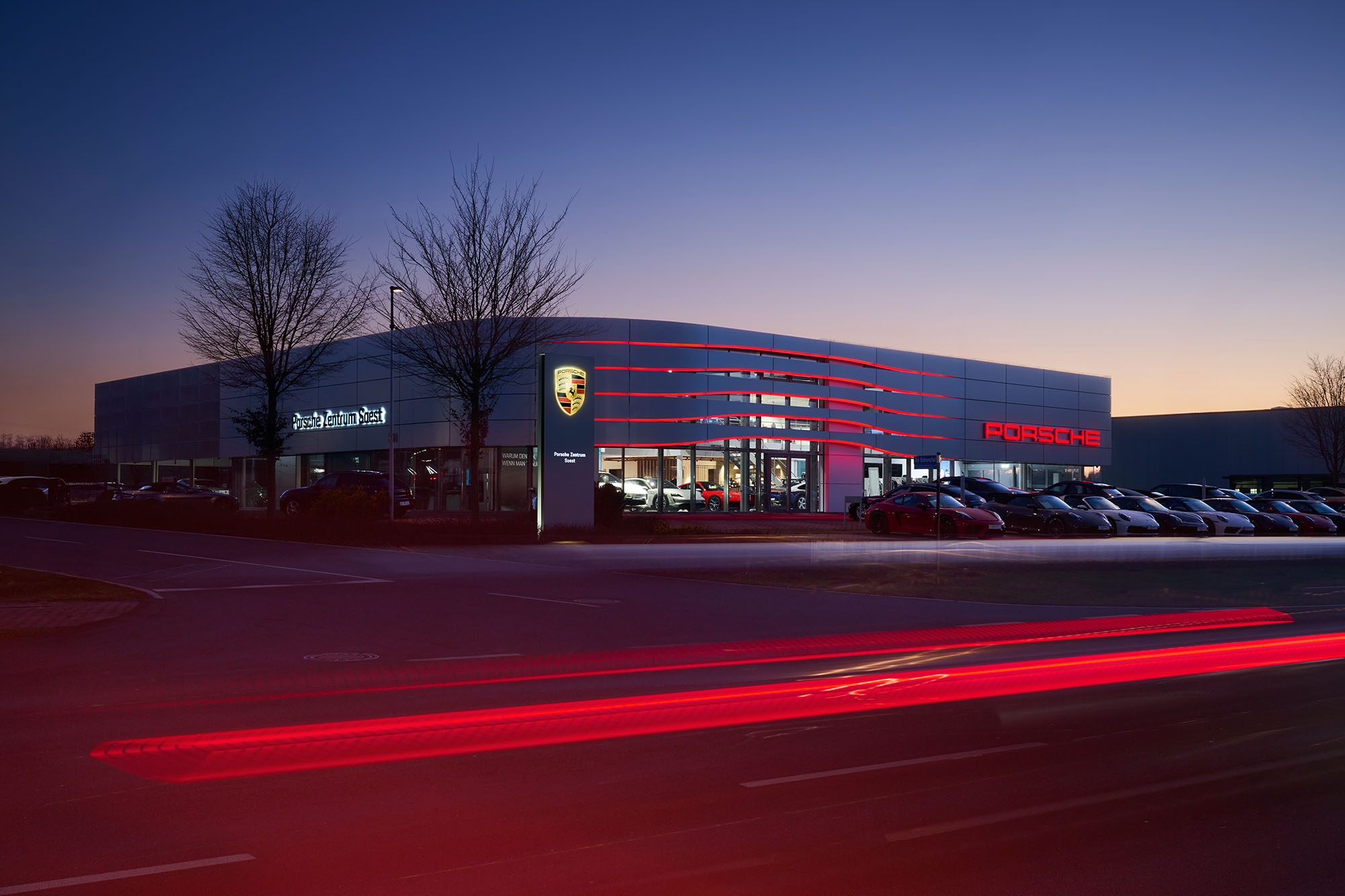 Home 3 Außenaufnahme des Porsche Zentrum Soest bei Nacht mit Lichtspuren, Unternehmensfotografie