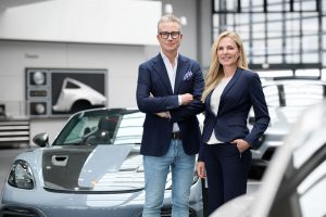 Businessfotos Düsseldorf 5 Businessfoto eines Mannes und einer Frau im Porsche Autohaus