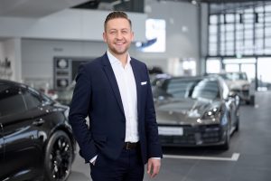 Portraits eines Geschäftsführers im Porsche-Zentrum