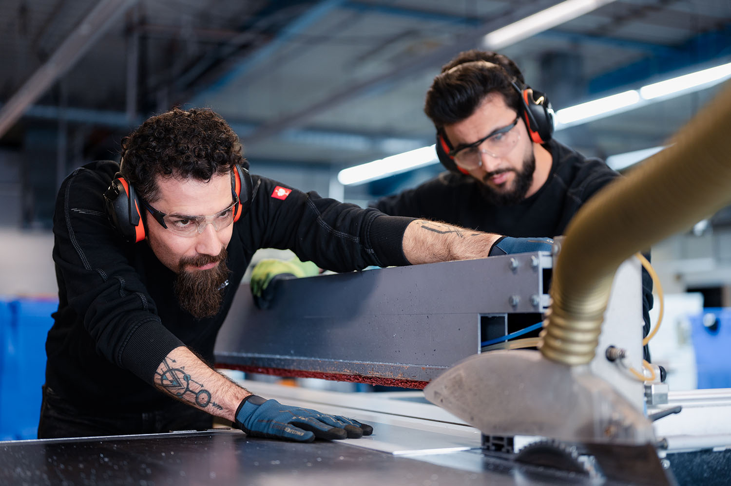 Zwei Männer arbeiten an einer Tischsäge