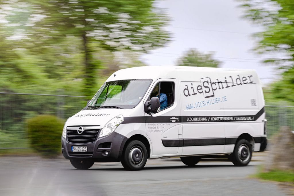 Unternehmensfotos für "die Schilder" 3 Ein Sprinter mit der Aufschrift "die Schilder" fährt vor Bäumen