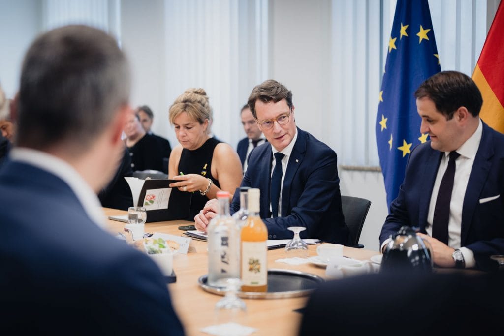 NRW-Ministerpräsident Hendrik Wüst spricht an einem Konferenztisch