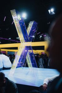Leuchtende X-Installation auf der DigitalX Konferenz in Köln
