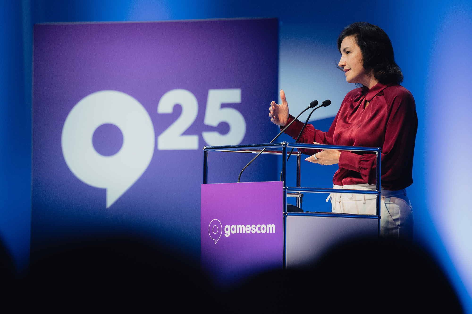 Home 6 Digitalministerin Dorothee Bär spricht am Rednerpult bei der Gamescom in Köln