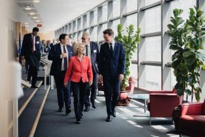 EU-Komissionspräsidentin Ursula von der Leyen und NRW-Ministerpräsident Hendrik Wüst laufen gemeinsam durch einen Konferenzflur bei einer politischen Veranstaltung