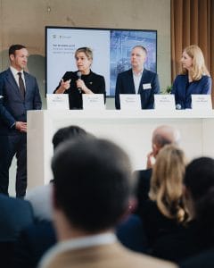 Mona Neubaur bei einer Podiumsdiskussion zum Thema digitale Transformation bei einer Microsoft-Veranstaltung in NRW