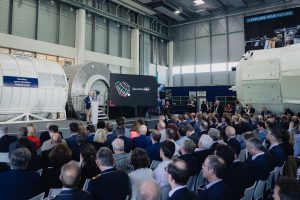 Redner spricht vor großem Publikum in einer Veranstaltungshalle bei der SpaceTech NRW Konferenz.