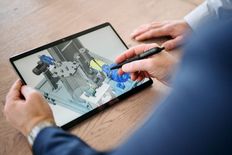 Mitarbeiter arbeitet mit Stift auf einem Tablet an einer technischen Planung