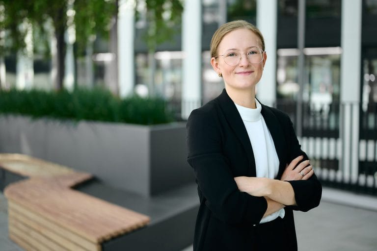 Businessfotos für Rechtsanwälte, Kanzleien und Steuerberater 1 Rechtsanwältin steht im Innenhof der Kanzlei